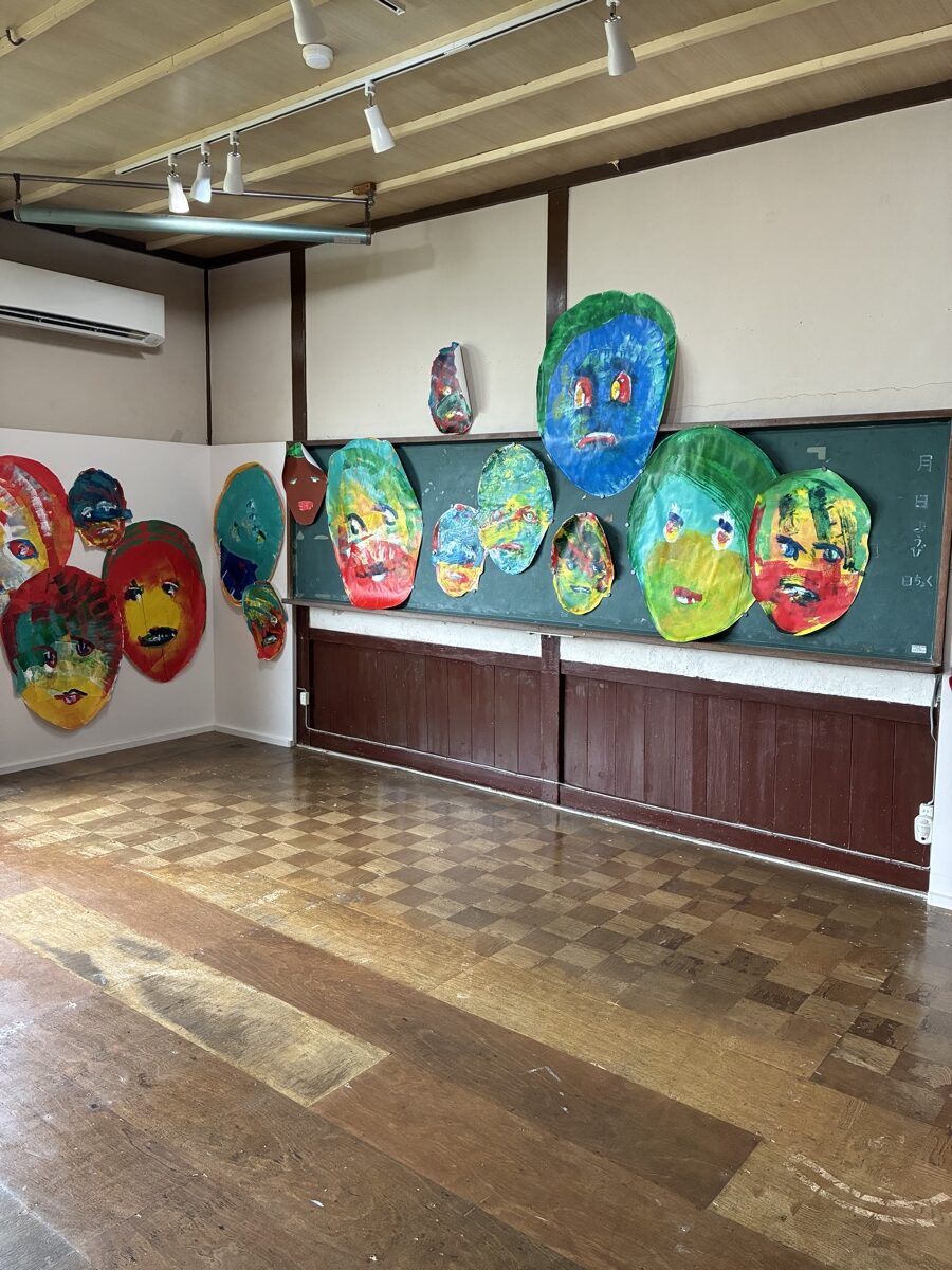 教室の黒板や壁に展示された色とりどりの作品